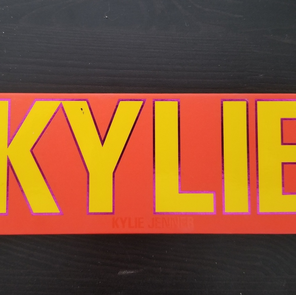 Kylie summer eyeshadow palette